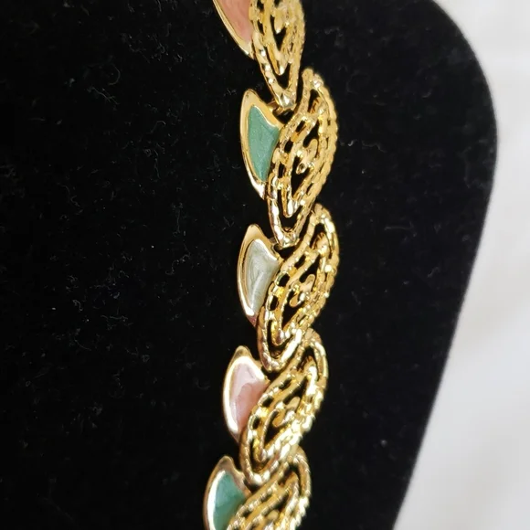 Pretty Vintage Necklace - Picture 2 of 8